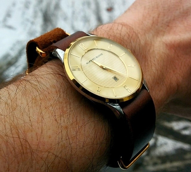 Alfred Sung gold watch on a gold leather NATO strap from #cheapestnatostraps.com #alfredsung #goldwatch #natostrap #natoband #leathernatostrap #klocksnack #watchuseek #watchband #watchstrap