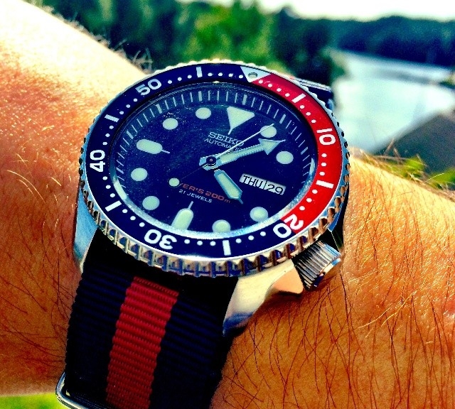 Seiko SKX009 diver on a navy and red NATO strap from #cheapestnatostraps.com #seikodiver #seiko #diverswatch #natostrap #natoband #klocksnack #watchuseek #watchband #watchstrap #instawatch #watchesofinstagram